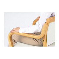座前まで伸びた肘は、太く握りやすい形状になっていますので、立ち上がり時の体をしっかりと支えます